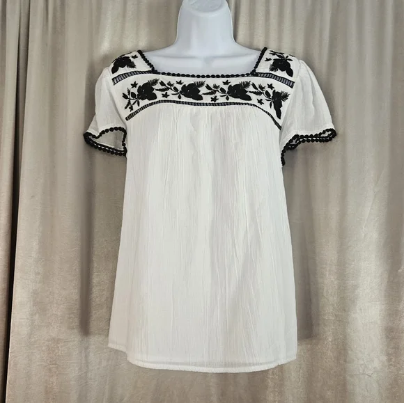 NWT Crown & Ivy white embroidered floral blouse top Womens Medium - Picture 5 of 8